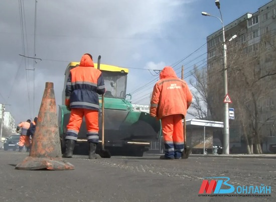 Дорожники заканчивают ремонт улицы Засекина в Волгограде